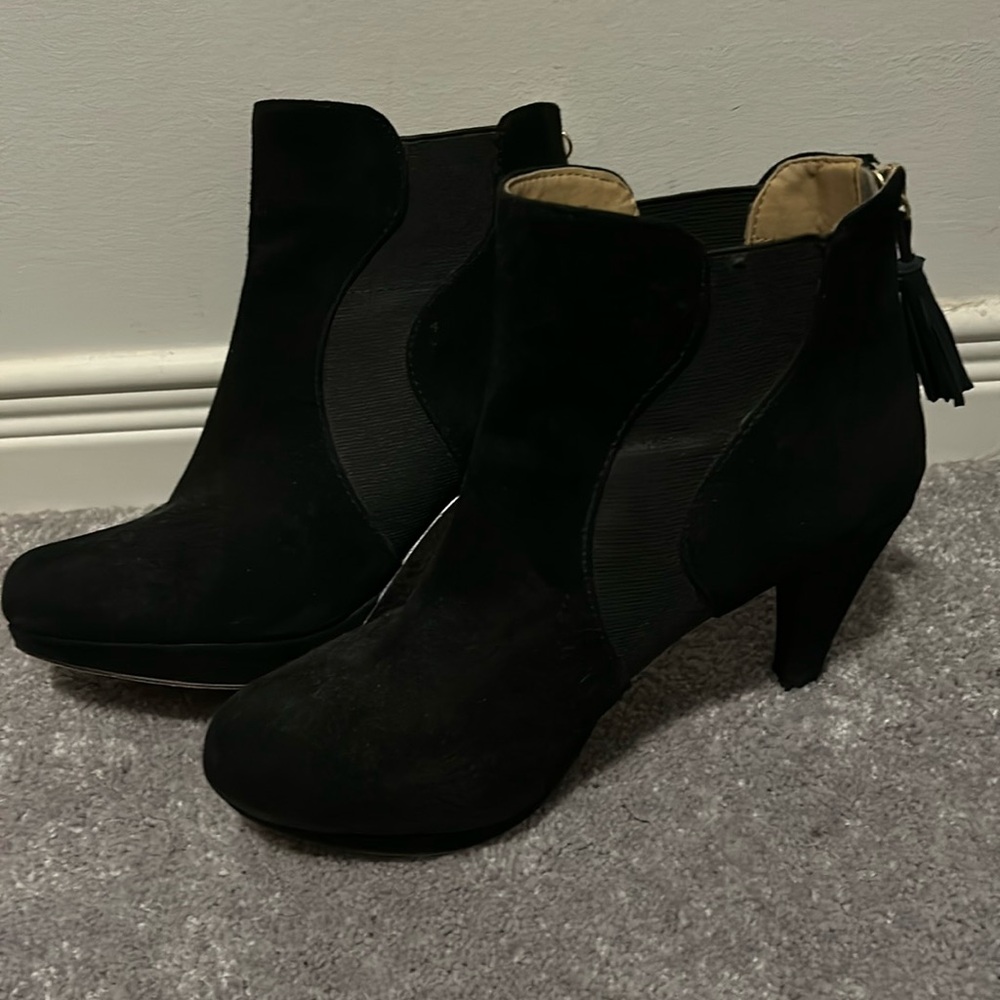 Black heel bootie